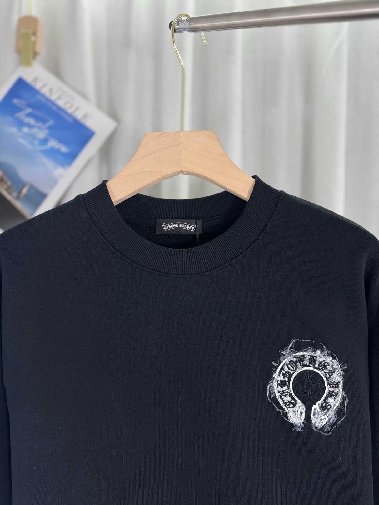 P260 top version, real shot without P, ​​different from market currency) 𝗖𝗵𝗿𝗼𝗺𝗲 𝗛𝗲𝗮𝗿𝘁𝘀/Cro Heart 2025 patch embroidery autumn and winter new original single counter American laser burnt 3D three-dimensional embroidery couple casual sweatshirt 👑The highest version! Customized fabric 440g tripe terry fabric! American acid-washed and distressed original fabric laser burnt ✟appliqué embroidery and exquisite embroidery of letters! The best-selling model in the counter, very comfortable to wear. Accessories: original molded and authenticated collar label➕100% silk wash label. Genuine purchase-grade original hangtag➕matching hanging rope➕3D hanging beads➕original packaging bag. Craftsmanship: The original version has consistent wiring! The highest version of the armhole matching technique! Color: White Black Size: S M L XL Style Number: 25-310